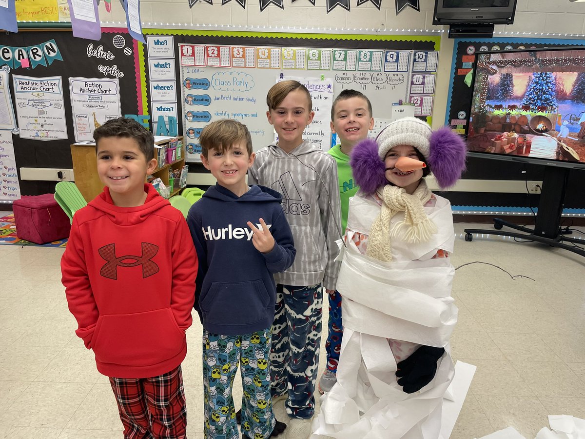 CBJenDellaPorta's tweet photo. Do you want to build a snowman? 2nd grade had so much fun at their class party ⛄️❄️ @CBGaymanES https://t.co/47RLkq8cfj