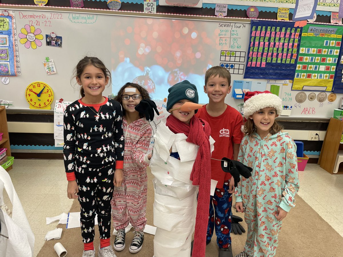 CBJenDellaPorta's tweet photo. Do you want to build a snowman? 2nd grade had so much fun at their class party ⛄️❄️ @CBGaymanES https://t.co/47RLkq8cfj