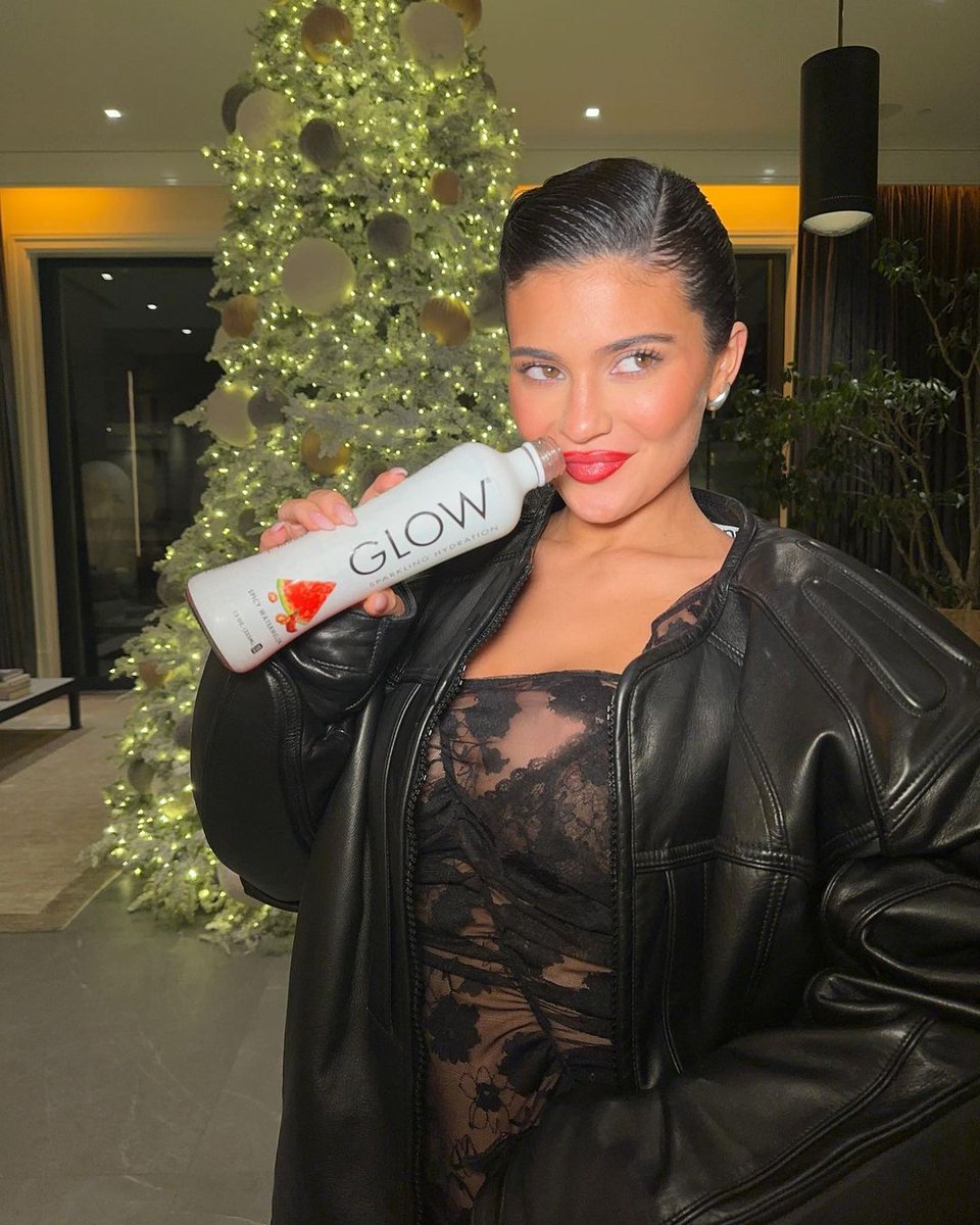 infokyliebr's tweet photo. Kylie Jenner publicou no Instagram: "Bebê está frio @drinkglow #GlowPartner". https://t.co/0KFfY2CE6J