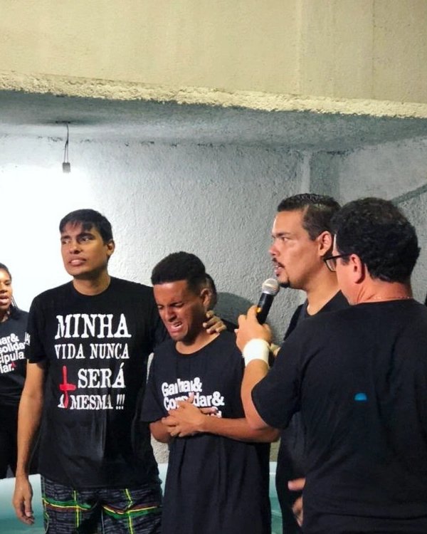 Digaofaixaa's tweet photo. Obrigado meu Deus por esse grande momento, essa grande escolha, essa aliança contigo meu Pai, Pai sua presença me basta pai, eu tenho fome de ti Pai, a cada dia que passa eu quero estar te servindo mais e mais, a sua presença queima minha alma, Eu te amo papai 😭😭😭😭❤️‍🔥🙏 https://t.co/Ql93fO7ffI