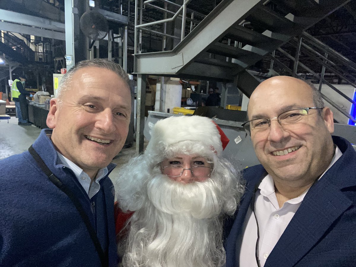 Look who we ran into on the Philadelphia Air Hub midnight sort……SANTA! The holiday spirit is alive and well in PHL!! #proudupsers