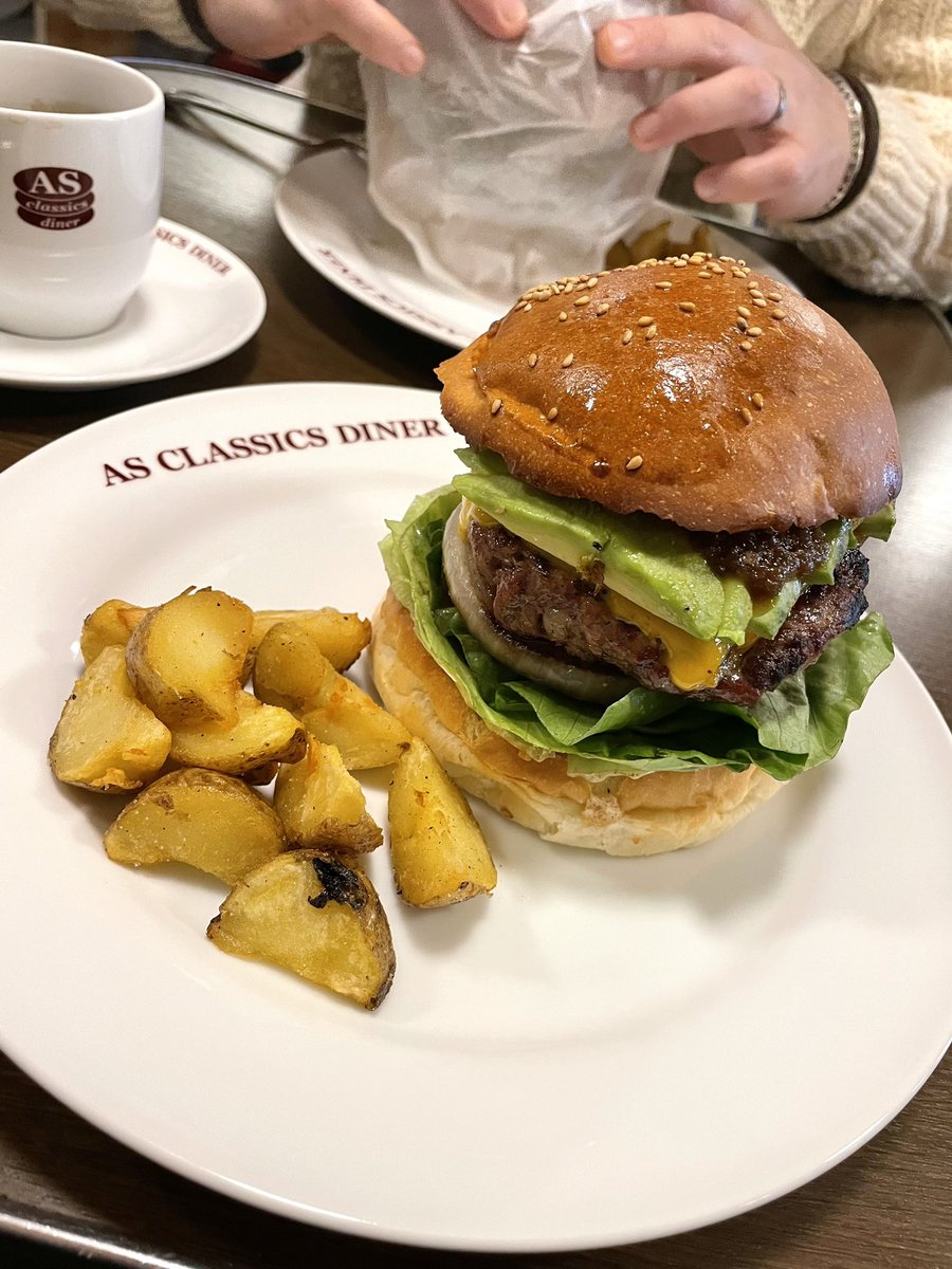 312391_sakura's tweet photo. 今日のランチはハンバーガー!!!
ボリューム満点のアメリカンな
たまに食べたくなるっ!
大きい口開けて頑張って食べてると
なんか元気になる😊
美味しかったぁ✨満足満足
#AsClassicsDiner
#ハンバーガー https://t.co/ix2gxz3LQx