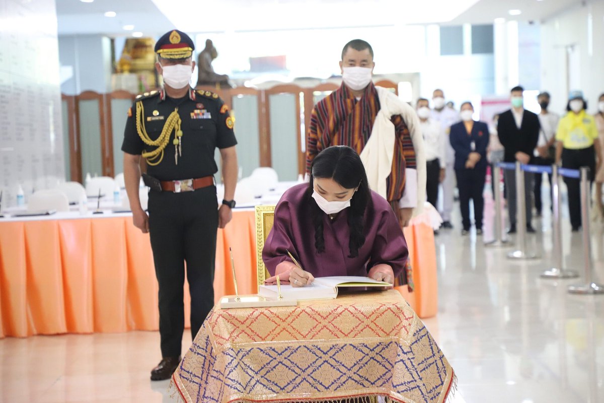 rwthofficial's tweet photo. 🇧🇹🇹🇭
#Bhutan’s Queen Jetsun Pema Wangchuck visited and signed well-wishes to #Thailand’s Princess Bajrakitiyabha at King Chulalongkorn Hospital, where she has received the treatment in #Bangkok.

#QueenJetsun #JetsunPema #PrincessBajrakitiyabha #ThaiRoyalFamily https://t.co/AAqJqS9kCF