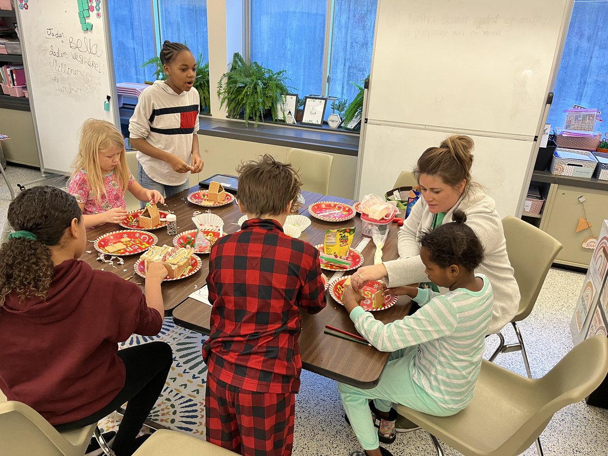 Gingerbread activity with <a href="/ElizabethGroll1/">Mrs.G</a> @EricaLegaultx <a href="/GreenIslandUFSD/">Green Island UFSD - Heatly School</a> #heatlyontherise