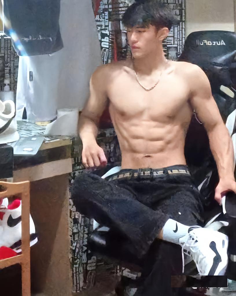 boyman2024's tweet photo. 03 185 腹肌体育生 #muscle #单男 #体育生 #男高 https://t.co/1UHppH40wW