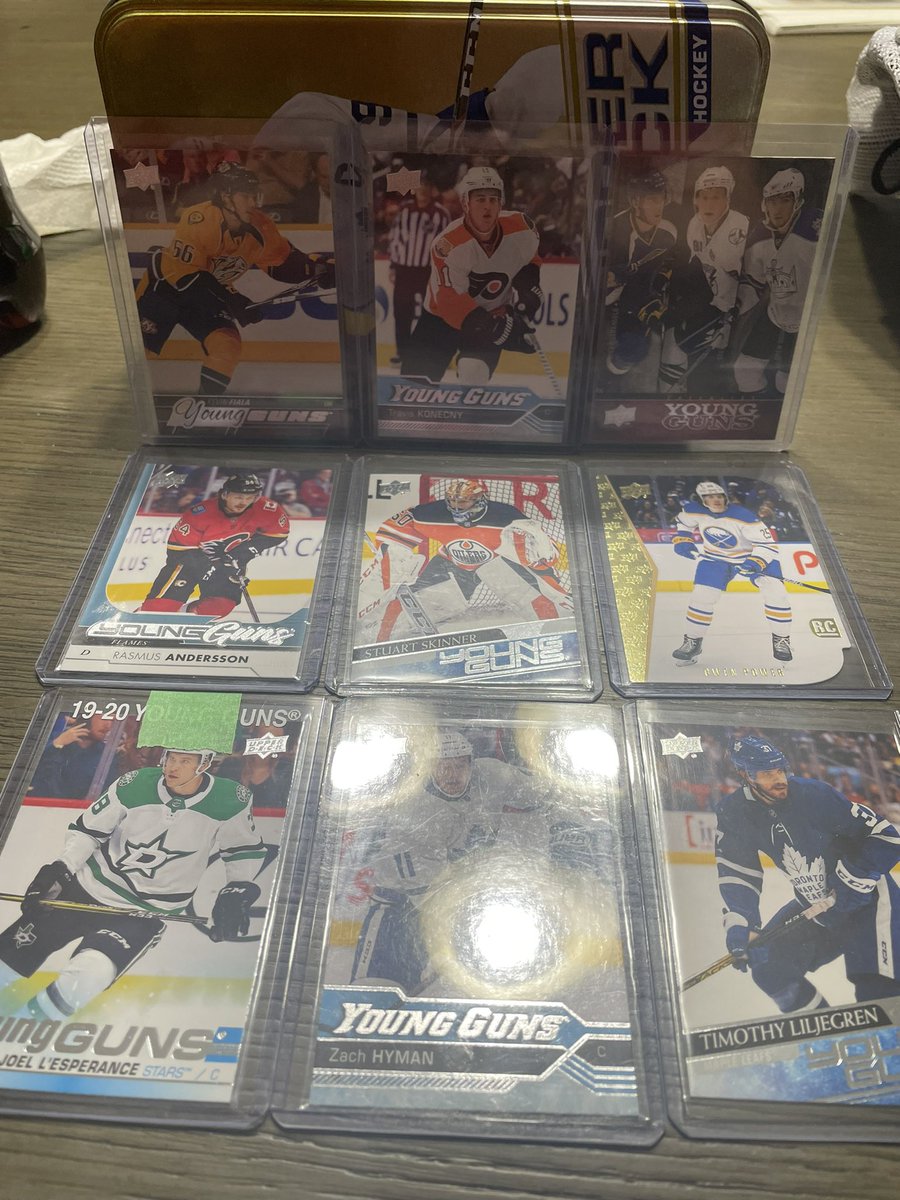 authenticfoxy's tweet photo. Contest closes at 11:59EST Dec 22

What’s in the tin plus additional add ons you ask well me show you in the most #12daysofCardsmas possible. 

9 awesome young guns https://t.co/b1cSGjMYqL