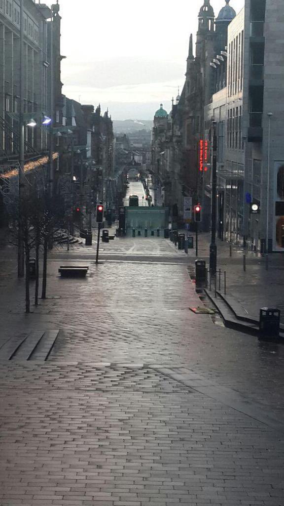 GlasgowMubtath's tweet photo. @OAlmihdhar out of service today 
 25 ديسمبر يصادف عيد الكرسمس  
مدن #بريطانيا تكون خارج الخ��مه مؤقتا تصبح مدن آشباح وغيبوبة تامة تع��ل المرافق الحكوميه &amp;المواصلات العامه وتغلق 'الصيدليات &amp;المتاجر والمطاعم ' باستثناء البقالات العربيه وعدد محدود من المطاعم ، اوبر او غيرها بيكون سعره دبل https://t.co/VFUbUQ75LC