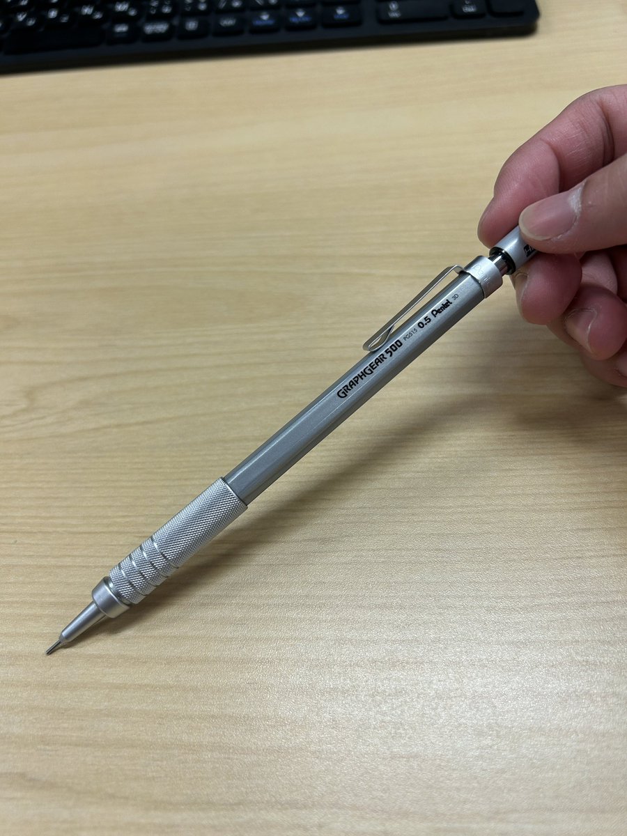 86PRADOcom's tweet photo. 社会人になってからも、公文書でない書類はシャーペンで書くのが結構好きだなぁ。。

高校生から使ってるペンテルのグラフギア500。

もう10年以上使ってるけど、これが一番しっくりくる。

個人的にはグラフ1000より好きかも。

#ぺんてる
#グラフギア
#graphgear500
#シャーペン https://t.co/c8PWbKtV0I