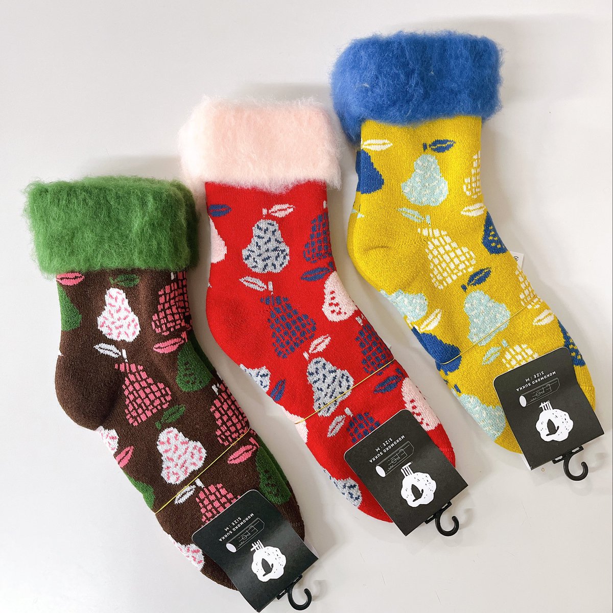 mihoharaya's tweet photo. /
品薄になってしまったので
少しだけですが再入荷
\
ルームソックスをひっくり返すと、
内側のウールがモッファモファ。
とても温かい上に柄も可愛くて
冬は手放せません
足が冷えて辛い方におすすめ。
モコモコソックス各種
22.5-25cm 税込¥3080
大きいサイズもあります
#fromF #三保原屋 https://t.co/2XlAoJdRth