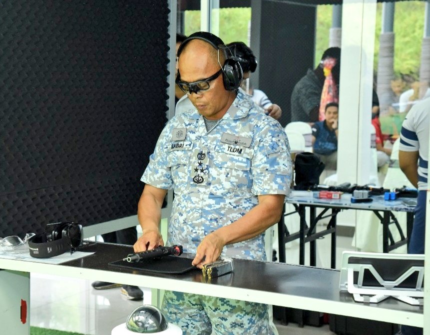 MPA_Timur's tweet photo. Asah bakat.

Para pegawai di #ArmadaTimur bukti kemahiran dalam pertandingan bulanan Navy KK Shooting Masters hari ini. Turut serta dalam pertandingan ialah Panglima Armada Timur. Selain perkasakan kemahiran, ia turut dpt perkukuhkan silaturrahim antara warga. 

#NavyPeople https://t.co/kXI7DXT9jM