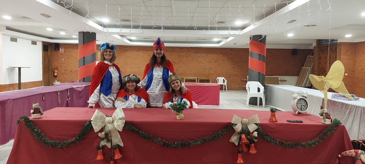 AmpaColeAlcala's tweet photo. Arrancan Las Navidades Solidarias. Acércate al centro cívico a llevar tus donaciones. https://t.co/XqStsNDfBS