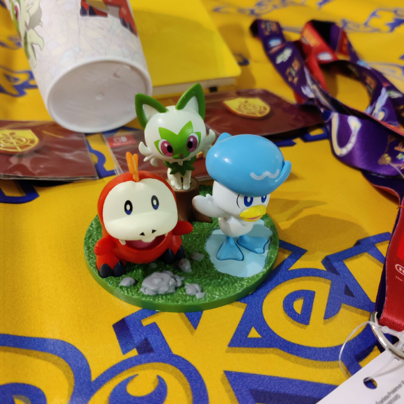 PokemonTrash's tweet photo. Et si on illuminait vos fêtes de fin d'année ? 
Avec Nintendo France, on vous offre des lots de Goodies Mystères #PokemonEcarlateViolet !

Pour tenter votre chance :
- Follow @NintendoFrance et @PokemonTrash
- RT ce tweet

TaS le 01/01/23
3 gagnants, France uniquement. https://t.co/LRi78502nm