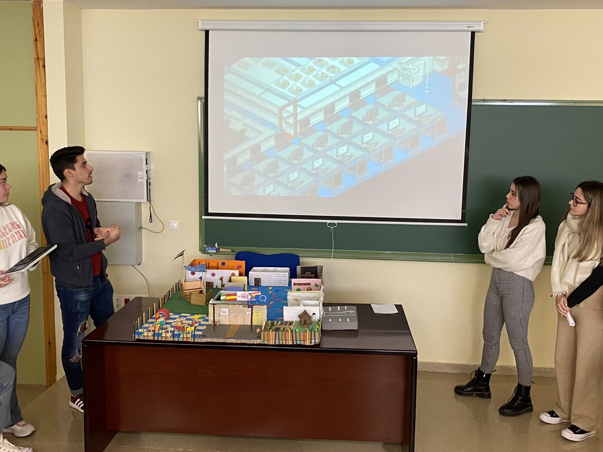 JavierUJA's tweet photo. Hoy terminamos nuestras exposiciones de los proyectos ABP con el colegio @Primerospasos10 donde nos expone su maqueta mixta (virtual y física) y todos los recursos #TIC se pueden ver en: https://t.co/GsndlREu5U

Enhorabuena por el trabajo desarrollado! 

#Sapereaude https://t.co/kifkDyhbXo