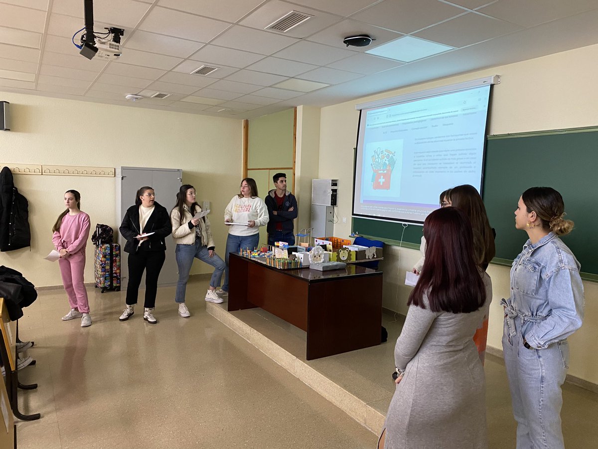 JavierUJA's tweet photo. Hoy terminamos nuestras exposiciones de los proyectos ABP con el colegio @Primerospasos10 donde nos expone su maqueta mixta (virtual y física) y todos los recursos #TIC se pueden ver en: https://t.co/GsndlREu5U

Enhorabuena por el trabajo desarrollado! 

#Sapereaude https://t.co/kifkDyhbXo