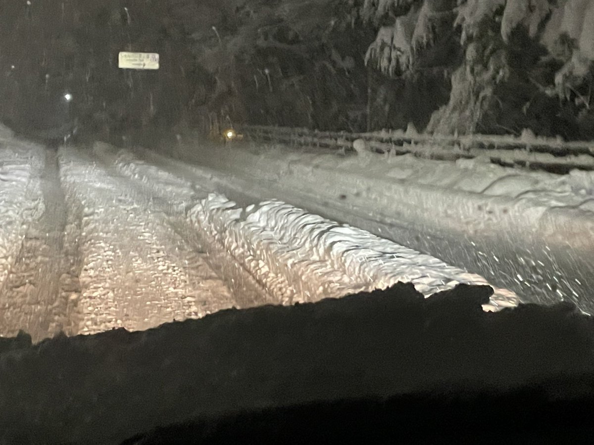 この前の豪雪の時にゲキ重クラッチ酷使したおかげで左ももだけ筋肉…
道悪くてもパワーあるから進むのはいいけど駐車場とか小回りが必要なところで大量の雪と戦うにはMTまだまだ私には難しいな〜