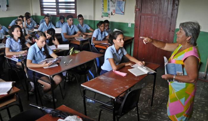 Felicidades a los educadores cubanos en su día ❤️

Su entrega incondicional al magisterio ha sido cantera formadora de los valores y saberes de varias generaciones de cubanos y revolucionarios. 

"Enseñar puede cualquiera, educar solo el que sea un evangelio vivo". 

#CubaEduca