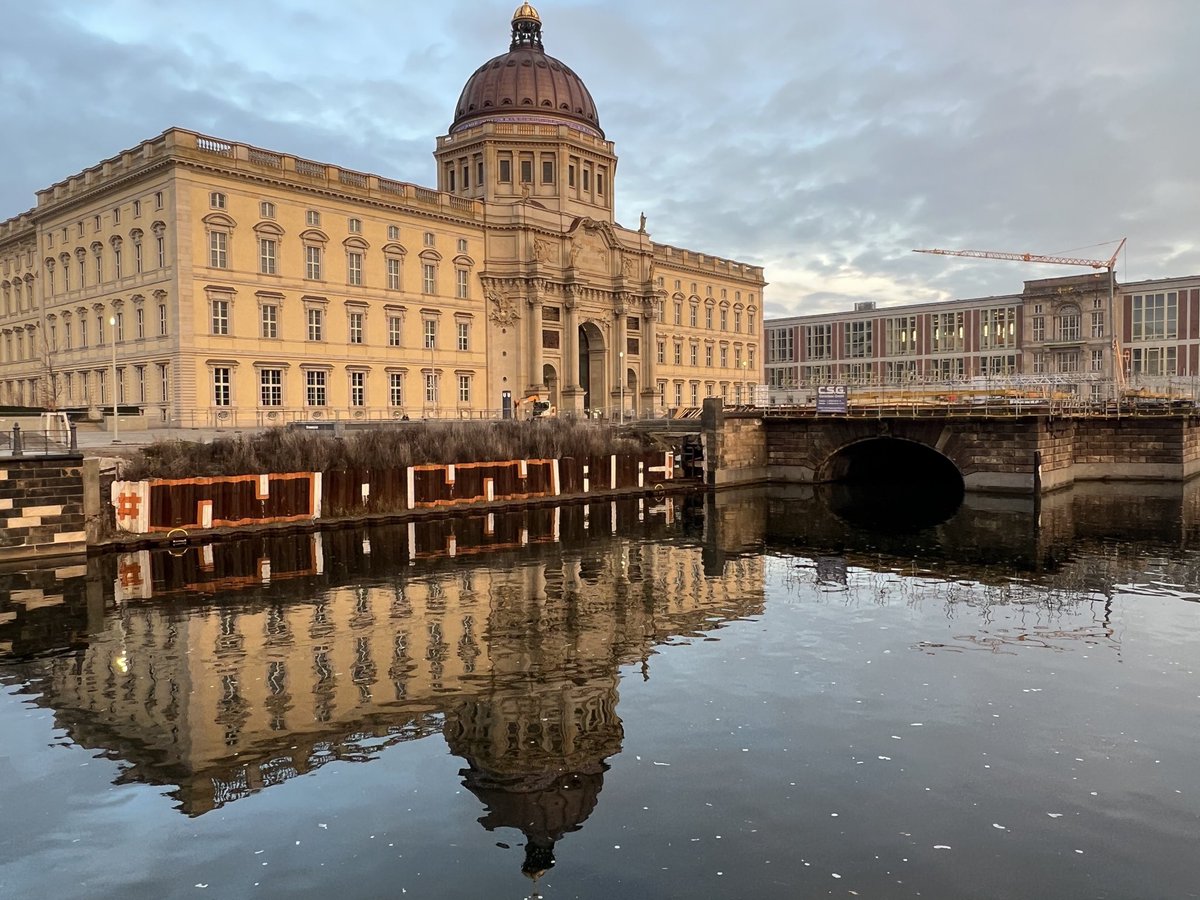 tramathon's tweet photo. Hallo #Berlin…#Reflexionen noch ohne #Wippe 🤗
#Einheitsdenkmal https://t.co/5xb4DFXukm