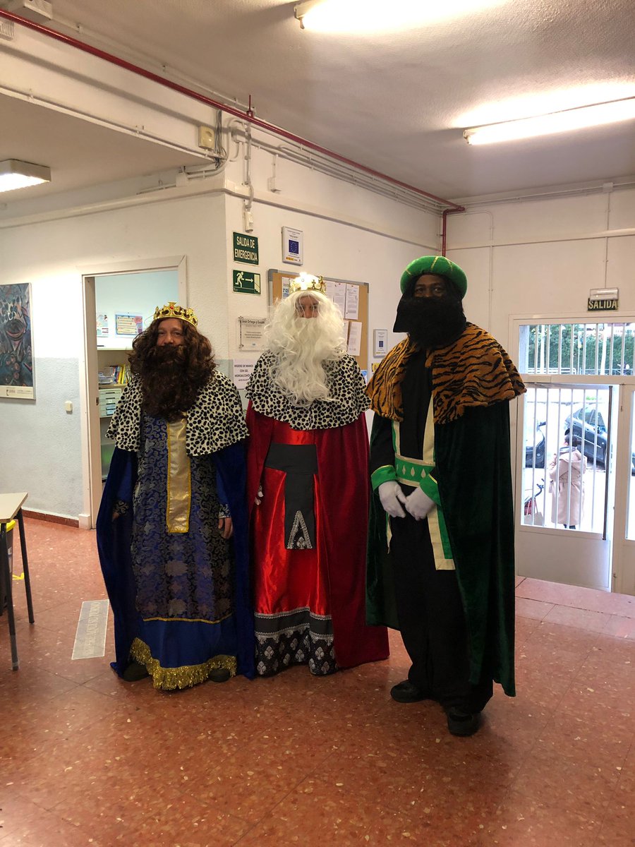 Hoy sus Majestades los Reyes Magos están de visita por nuestro cole recogiendo cartas de l<a href="/s/">『S』</a> niñ@s y entregando chuches!!!! 👑👑👑