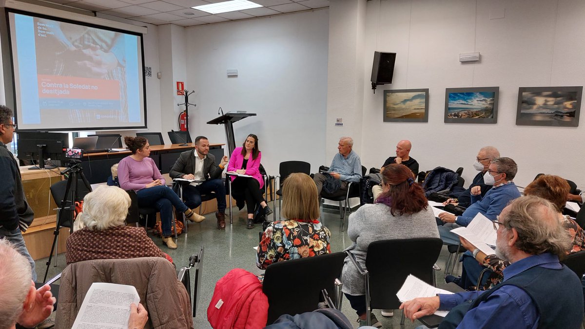Ra_Mas's tweet image. Reunión entre la secretaria autonómica de Innovación @MarianCampello @CompromisALC y José Luís Gómez, de Plataforma Afectados por la Burocracia Digital con asociaciones de mayores, colegio de Gerontologos, escuela permanente para recoger ideas para elaborar el plan

#Reconectemos