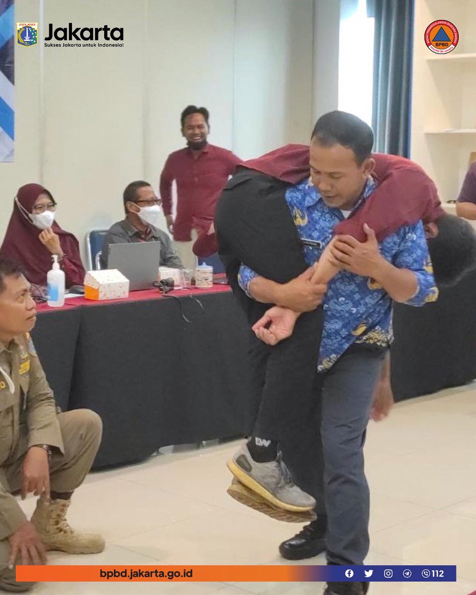 BPBDJakarta's tweet photo. Kamis (22/12) BPBD DKI Jakarta melaksanakan sosialisasi teknik kesiapsiagaan dan simulasi evakuasi gempa bumi.

#KegiatanBPBDJkt #SiagaTanggapGalang #JagaJakarta #dkijakarta #SuksesJakartauntukIndonesia https://t.co/FbXpkUjI4J