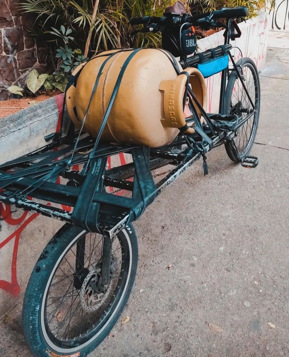 ciclistaricardo's tweet photo. @SimonePenninck #BikesNotBombs por aqui, ja rolou muita coisa hahaha mas fica esse registro! https://t.co/M3Af17m7y7