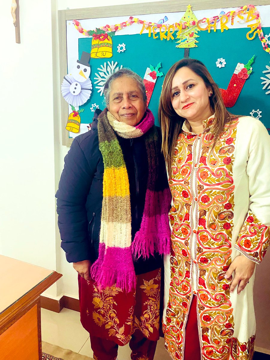 AnissaNabi1's tweet photo. When you meet your school Principal after 22 years and she is presently sister Incharge in your daughters school. #nostalgia
Sr. Iova , Principal Presentation Convent High School Srinagar, 2000. We talked , we laughed and she is definitely felt proud & happy β€οΈ #conventee https://t.co/JOEi32u2WA