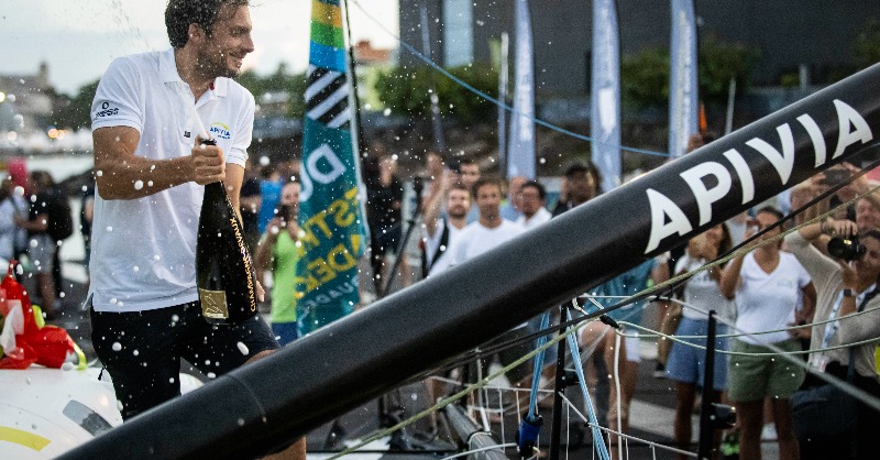 Apivia_'s tweet photo. 💬 "J'ai le sentiment d’avoir progressé dans tous les domaines." Notre skipper @CharlieDalin fait le bilan de ces 4 ans de navigation &amp; de challenges à bord de l'Imoca #APIVIA ! 🚀
Retrouvez son interview ici ➡ https://t.co/8aVGS0j56V
📲 Suivez l'aventure sur @ApiviaVoile https://t.co/JRxf72yzeN