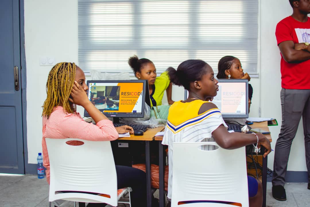 Atelier d'initiation au codage informatique #Resicodi🤝 #Kda243
Nos apprenant.es s'exercent aujourd’hui au CSS (Cascading Style sheets) qui sont des codes utilisés pour mettre en forme une page web.