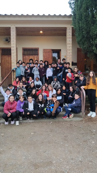 InsJaumeHuguet's tweet photo. 🪐L'alumnat de 1r ESO ha finalitzat el projecte del #SistemaSolar, un projecte interdisciplinar que han fet durant aquestes tres setmanes de desembre i que ha culminat amb la sortida de dos dies a Àger. Aquí us hem recollit totes les fotos! #ProjectesJH
➡️https://t.co/ZT59S6khgd https://t.co/IyqDWasZ0d