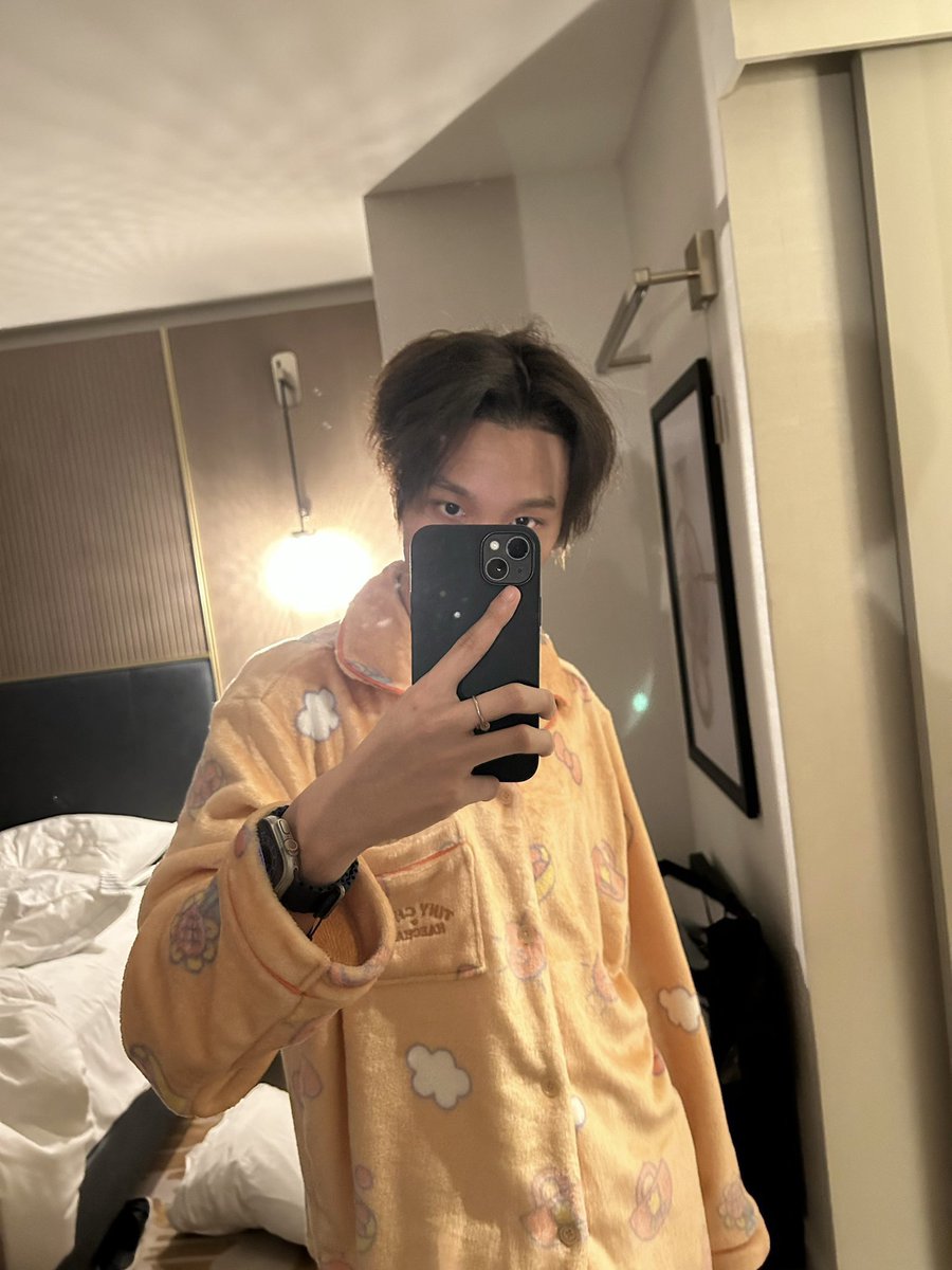 wtb lfs ph

haechan sanrio fleece pajama
size: L or XL 

sana meron magbenta huhu [nagmakaawa]