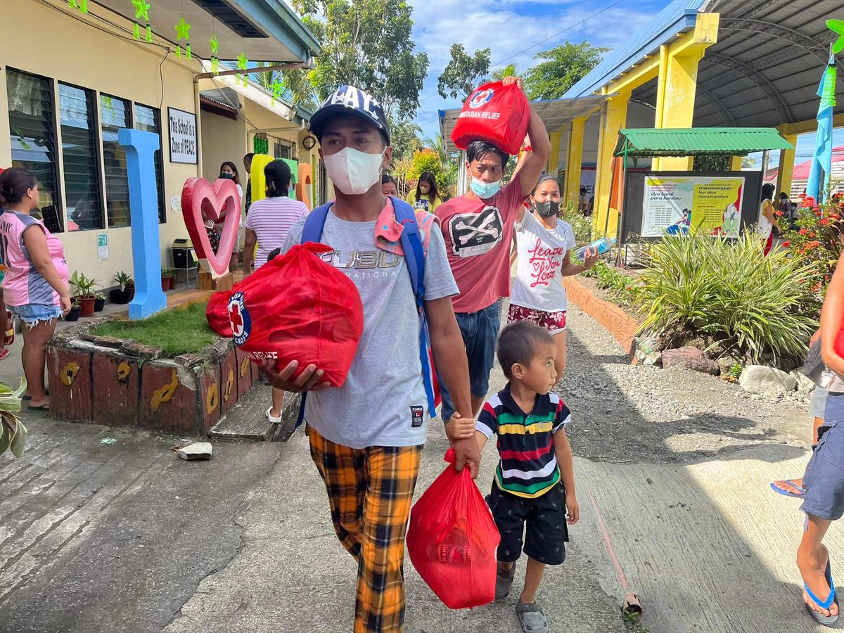 philredcross's tweet photo. The Philippine Red Cross continues aiding the families affected by #PaengPH. Last December 17, 107 families received hygiene kits with 2 pcs. of Jerry Cans in the relief distribution held at Brgy. Magdalena, San Remigio, Antique.
#PHRedCrossCares https://t.co/dlWiC9OdVl