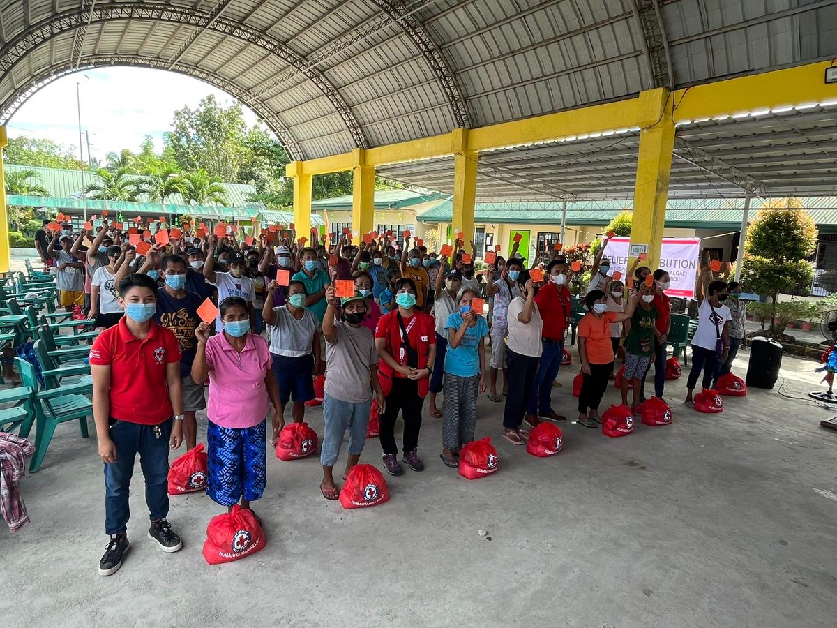 philredcross's tweet photo. The Philippine Red Cross continues aiding the families affected by #PaengPH. Last December 17, 107 families received hygiene kits with 2 pcs. of Jerry Cans in the relief distribution held at Brgy. Magdalena, San Remigio, Antique.
#PHRedCrossCares https://t.co/dlWiC9OdVl