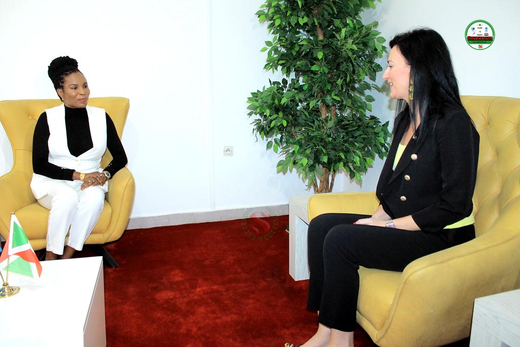 ShikirizaB's tweet image. @Burundi1stLady vient de recevoir un don d'un #échographe 4D, ce 22.12.2022, au bureau de l'@OPDD_Burundi en @MairieBuja.
Ce don, accordé par l'association italienne "#AIUTIAMO IL #BURUNDI", a été officiellement remis par la Consule de l'#Italie au #Burundi, @caterinaiametti.
1/3