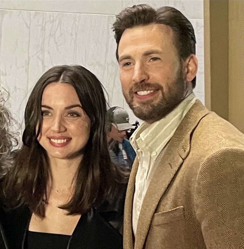Rainbowkisses32's tweet photo. Posted by dexfletch
“At some point I’ll post the whole picture… #Ghosted 🤪#emojiscount #beacactus Dx”
@ChrisEvans #ChrisEvans #AnaDeArmas https://t.co/qDMN7K9dfY