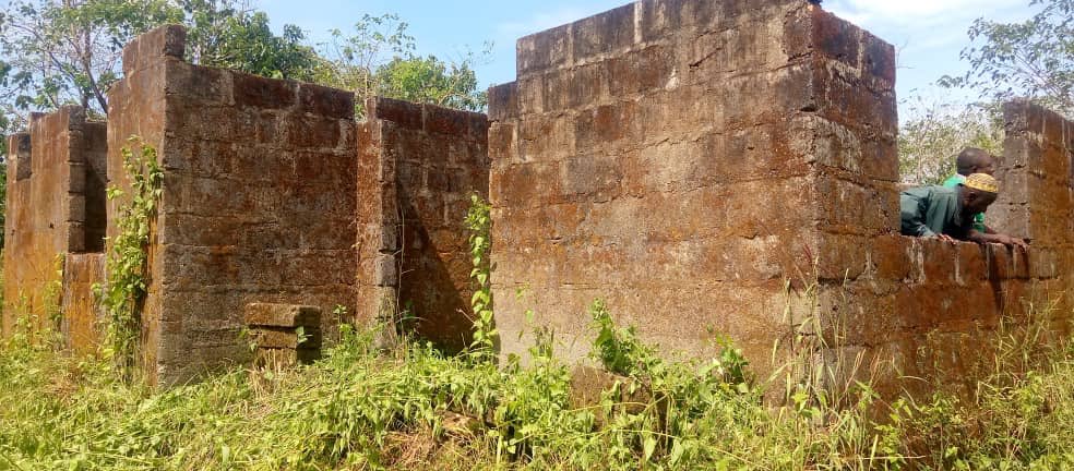 fambultok's tweet photo. Community members in Kasunko-Kakelain chiefdom #KoinaduguDistrict are working to construct first radio station in #Fadugu town.This project kicked off far back but stopped due to financial challenges.The project has started again but needs external support https://t.co/vDwqrqwavq