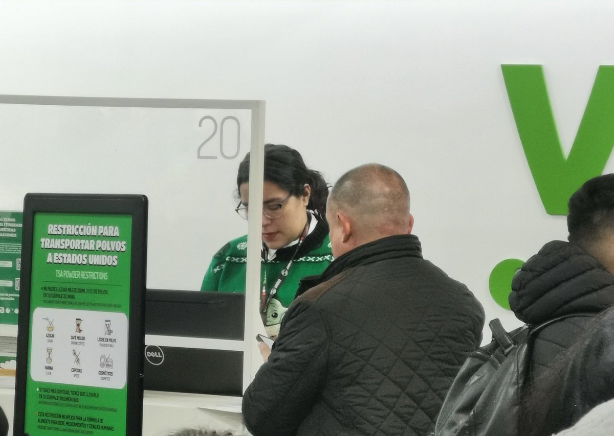 rodriguezroom's tweet photo. @VivaAerobus La Sra. Ana Sandoval (foto) vio cómo se me cayó el celular (se rompió la pantalla). Me hice a un lado para permitir que avanzara la fila y abrir mi certificado de vacunación en otro celular pero nos mandó formar de nuevo. Otra hora perdida! @Profeco @AICM_mx https://t.co/7Jg3cCR3Sd
