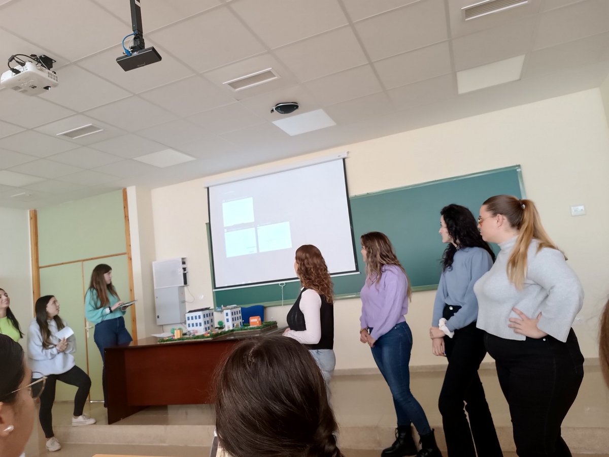 ceipCesar_'s tweet photo. El turno del @MartinezTajuelo nos ha encantado vuestra exposición y todos los valores que habéis reflejado en el colegio.👏🏼👏🏼
#Sapereaude https://t.co/opTmQLwBQI