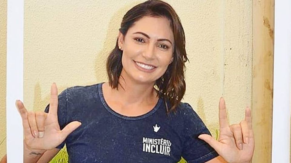TRANSIÇÃO

Michelle Bolsonaro se posiciona contra Bolsa Família e outros benefícios sociais

Leia mais: shre.ink/1p9f