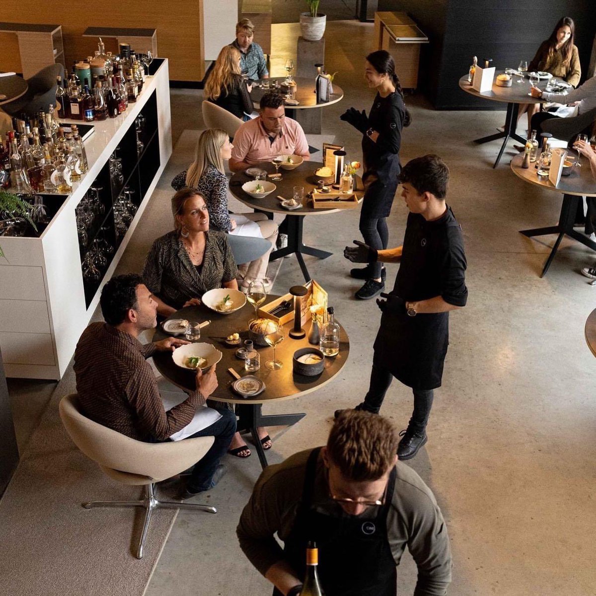 RestaurantOne's tweet image. We zijn 𝗽𝗲𝗿 𝗷𝗮𝗻𝘂𝗮𝗿𝗶 op zoek naar leuke nieuwe collega's in de bediening.
👉 Chef de rang
👉 Assistent sommelier
👉 Gastheer/ gastvrouw / medewerker bediening

Meer informatie | restaurantone.nl/vacatures/ Solliciteren | info@restaurantone.nl

#vacatures #workatONE #roermond