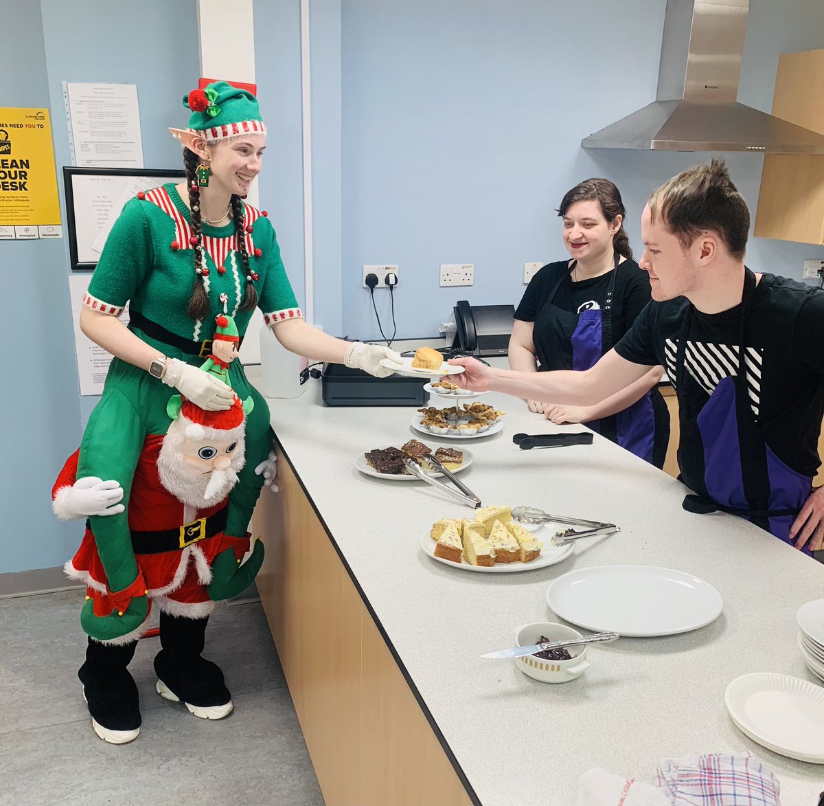 Aislinsmith01's tweet photo. Happy 22nd Day of December❤️🎅🏼🦌🎁🎄Hope you’re all having a great day. Today we’re at @Glasgow_Clyde During break,I got a lift from Santa ,he took me down to “Eat On 8”cafe on his back (so strong 💪) 😂😂#Artist #6ftElf #bigfriendlyelf #AislinsElfSqaud  #RealElfThatsNoOnAShelf https://t.co/jF7DEYZHSh