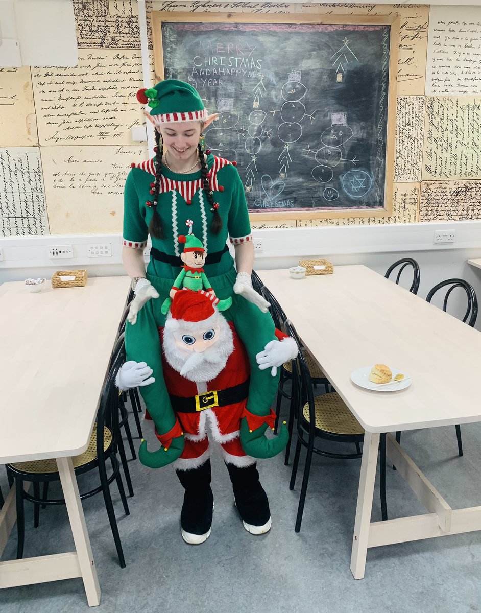 Aislinsmith01's tweet photo. Happy 22nd Day of December❤️🎅🏼🦌🎁🎄Hope you’re all having a great day. Today we’re at @Glasgow_Clyde During break,I got a lift from Santa ,he took me down to “Eat On 8”cafe on his back (so strong 💪) 😂😂#Artist #6ftElf #bigfriendlyelf #AislinsElfSqaud  #RealElfThatsNoOnAShelf https://t.co/jF7DEYZHSh