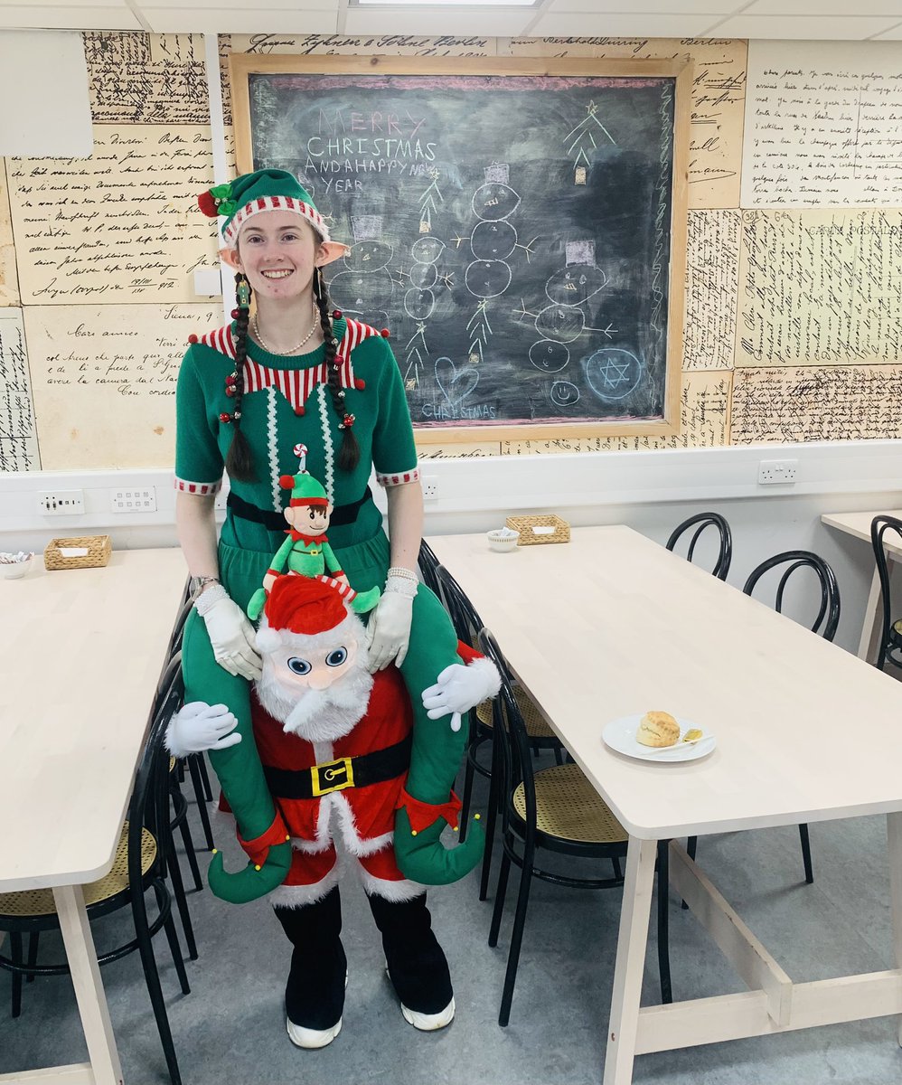 Aislinsmith01's tweet photo. Happy 22nd Day of December❤️🎅🏼🦌🎁🎄Hope you’re all having a great day. Today we’re at @Glasgow_Clyde During break,I got a lift from Santa ,he took me down to “Eat On 8”cafe on his back (so strong 💪) 😂😂#Artist #6ftElf #bigfriendlyelf #AislinsElfSqaud  #RealElfThatsNoOnAShelf https://t.co/jF7DEYZHSh