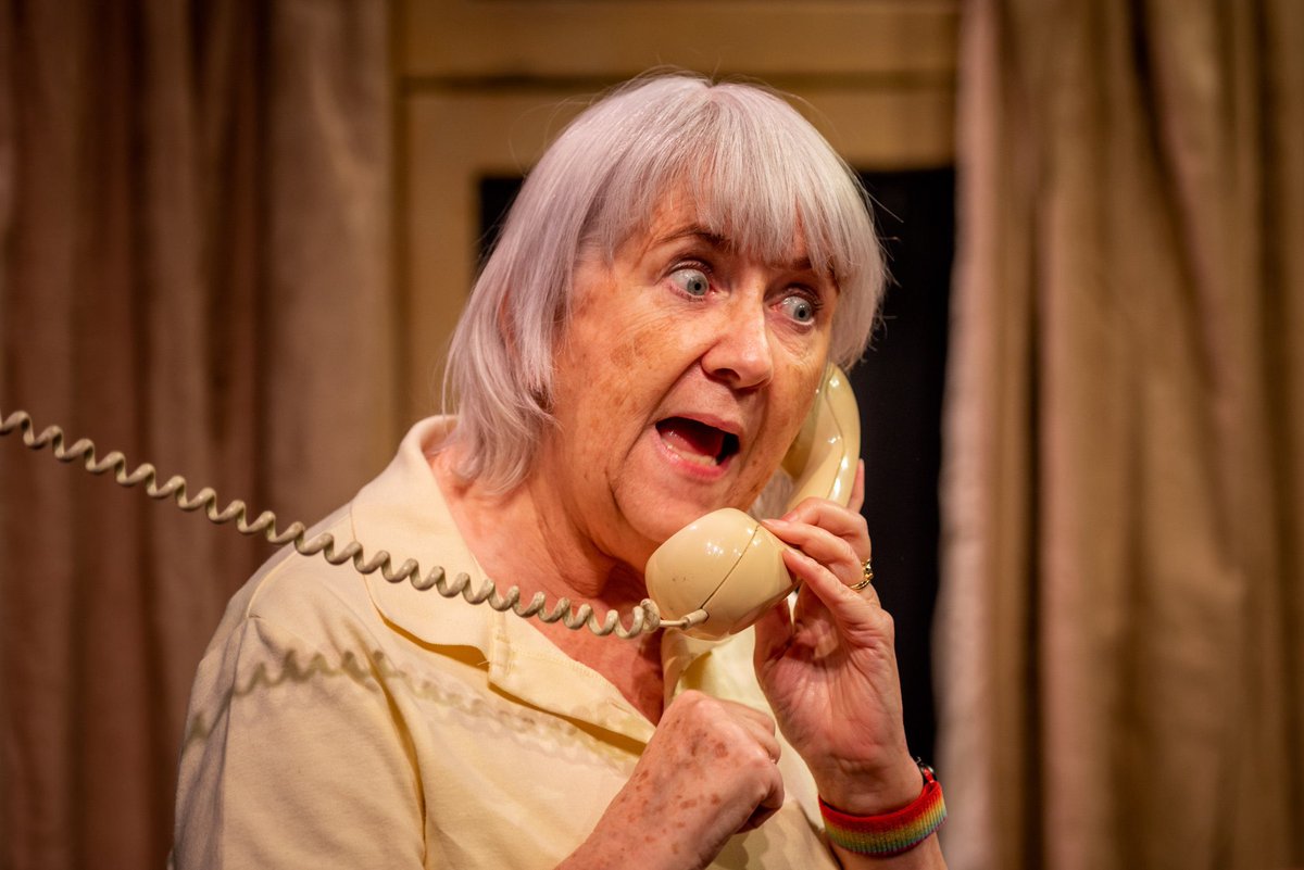 “Yes, it’s called #TheBahHumbugClub and it’s very funny and touching, too!”Written by <a href="/CScottJeffs/">Carolyn Scott-Jeffs</a> . Directed by <a href="/Coxy323/">Nicky Cox</a> . Performed by <a href="/Rosiecoles/">Rosie Coles</a> @DHornetto <a href="/beckgreig_/">Beck Greig</a> and me! x.com/the_garrick/st…