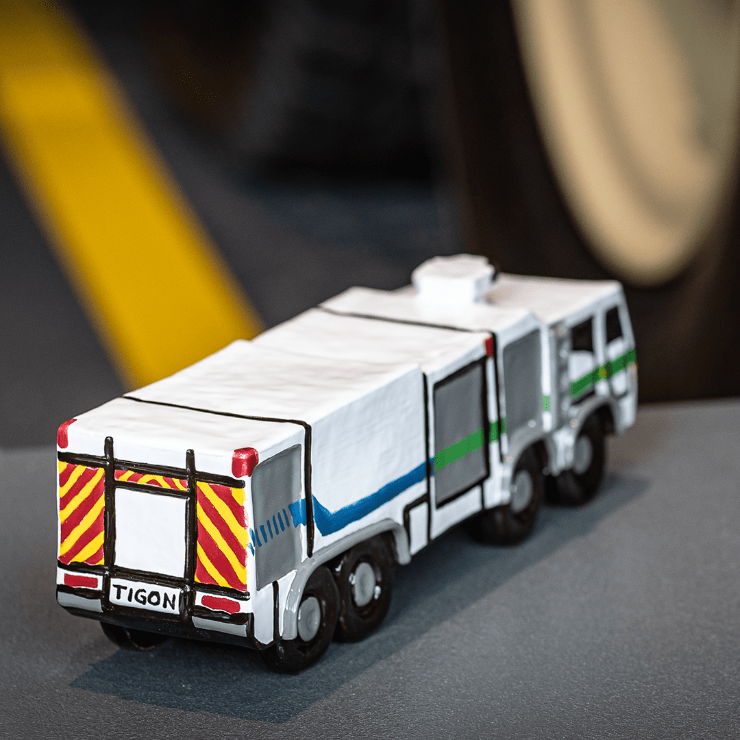 A vehicle model of a different kind 🤩
The TIGON is an extraordinary special #firefighting truck for industrial use. And just as extraordinary is the farewell gift to a long-time colleague, who can now enjoy a miniature edition of the TIGON from <a href="/GmundnerK/">gmundner.keramik</a>. Looks good, right? 😉