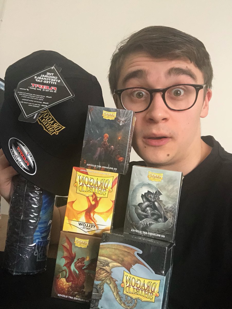 IslandsInFront's tweet photo. 🏝️🏝️🏝️

@DragonShield_ and I want to give you a Christmas gift!

I will pick one person on Saturday and ship them the mat, cap, sleeves, and maybe even more 😁

🏝️ Follow me
✅ Retweet
⬇️ Comment below what has been the best MtG gift you've given or received. Pics appreciated! https://t.co/gvtPmFCOr1