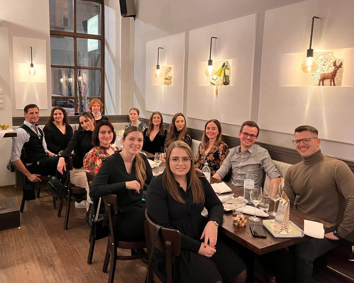 BuzzValue's tweet photo. Schön war's! 😍🎁🎄 Unsere gestrige Weihnachtsfeier war ein voller Erfolg. Liebe Kolleg:innen, gutes Essen und tolle Geschenke - was will man mehr. Danke für den schönen und lustigen Abend. 💙 #TeamBuzzValue https://t.co/Yr9bA5SqeA