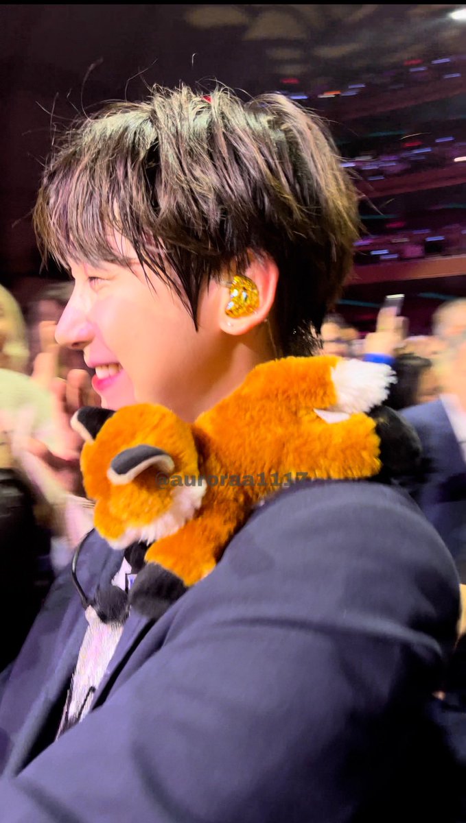 blckpnksn's tweet image. this is so cute! give him more fox plushies 🥺  #sunoo