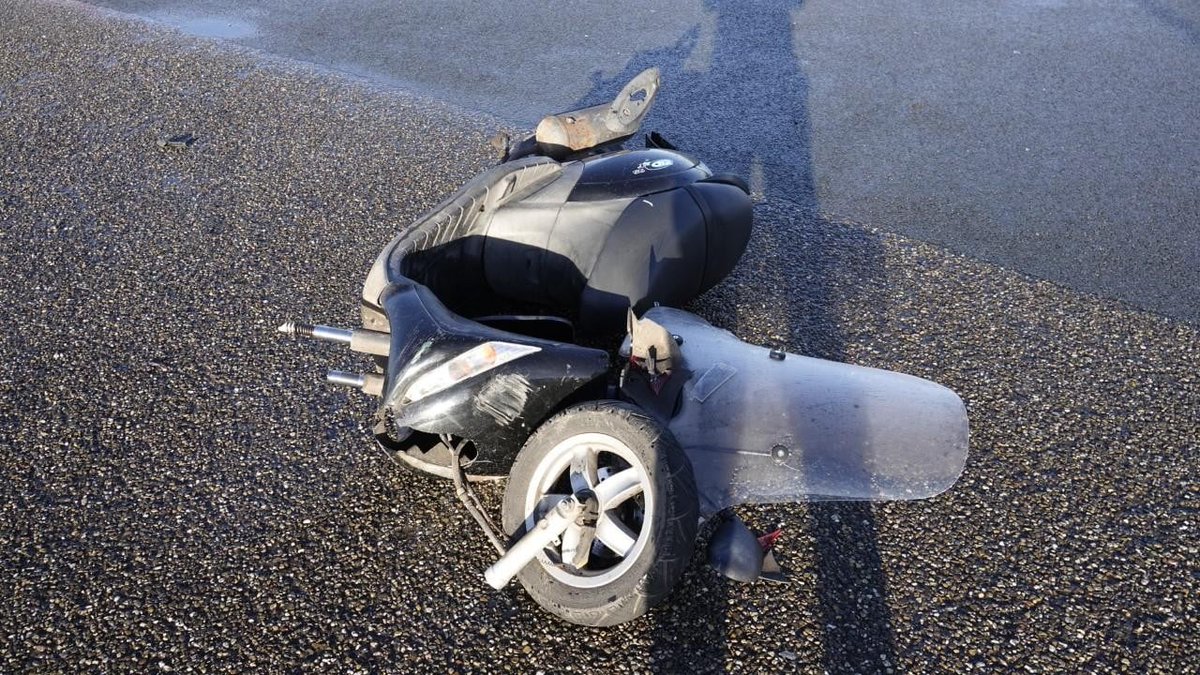 Scooterrijder raakt gewond bij botsing met auto in Enkhuizen dlvr.it/Sfmzhp
