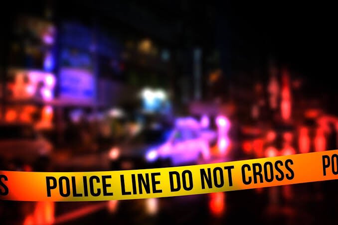 DCI_Kenya's tweet photo. NO CHRISTMAS FOR CITY THUGS AS DETECTIVES HOLD GROUND 

A thug who attacked a middle aged woman was fatally wounded by detectives last night, as he fled from the scene of the incident along Muratina road in Mathare, Nairobi County. The thug who was part of a three-man gang that https://t.co/XHHOVOUiVv