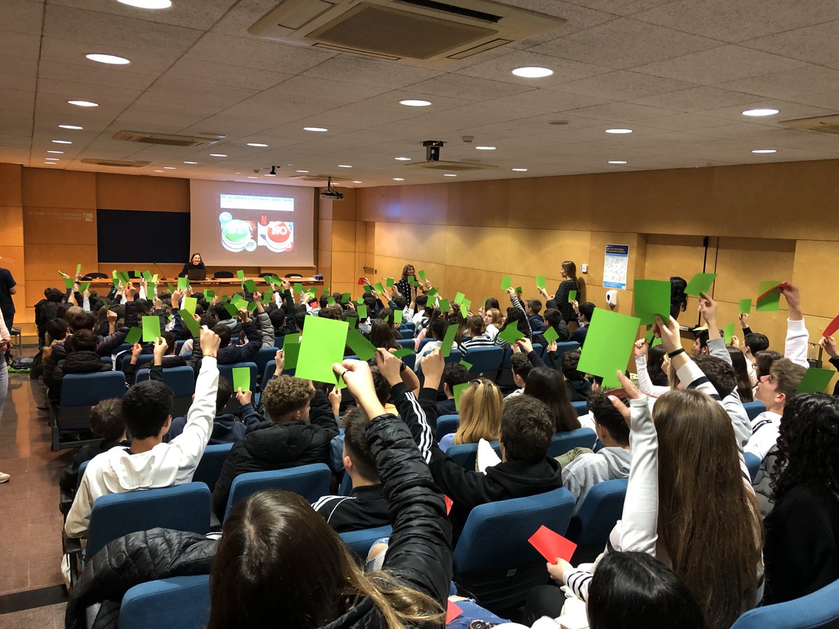 StatsNuria's tweet photo. Fa 2 dies vam compartir i gaudir un @StatWarsEs a la @FME_UPC amb alumnat de 4rt d'ESO d'@epterrassa. Disseny d'experiments, descoberta d'usos de l'estadística, jocs, #atzar i càlcul de probabilitats en un sorteig!🔝Gràcies! @TolobaAndrea @saratousbel @socestadistica @GRBIO_BCN https://t.co/YcYR9Z71at